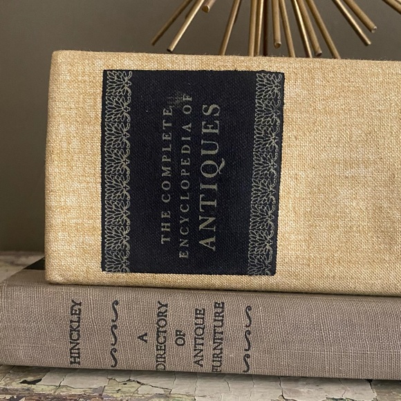 Two vintage books encyclopedia of antiques and a directory of antique furniture - Picture 2 of 3